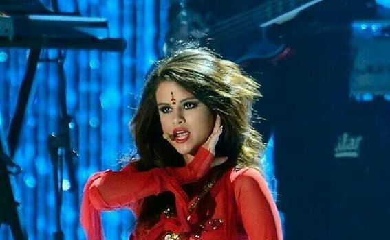 Selena Gomez s 'bindi' nakitom na čelu, što je dio indijske kulture