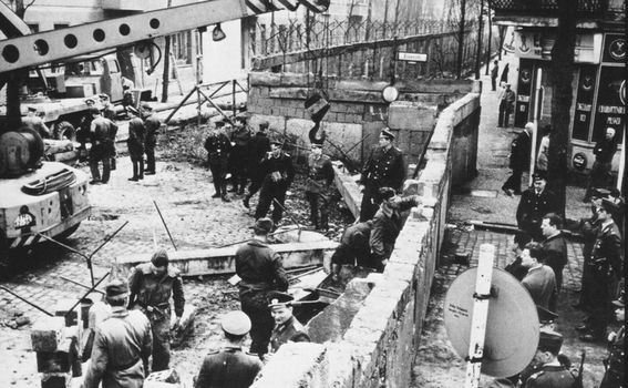 Gradnja Berlinskog zida 1961. godine