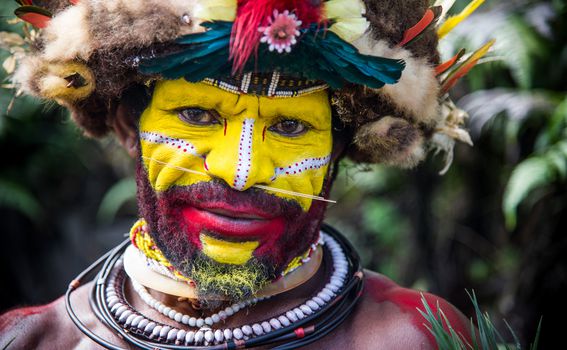 Pleme Huli je poznato po jarkim bojama koje pokazuju njihovu snagu ratovanja