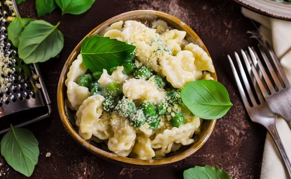 U kremastu tjesteninu s graškom možete naribati i malo parmezana