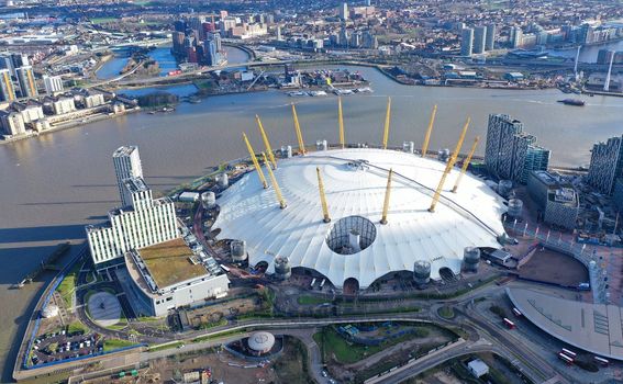 O2 Arena u Londonu ima 50 metara visoku kupolu i poduprtu s 12 žutih tornjeva