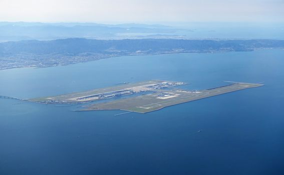 Međunarodna zračna luka Kansai na umjetnom otoku u Japanu ima zgradu terminala dugu 1,7 kilometara