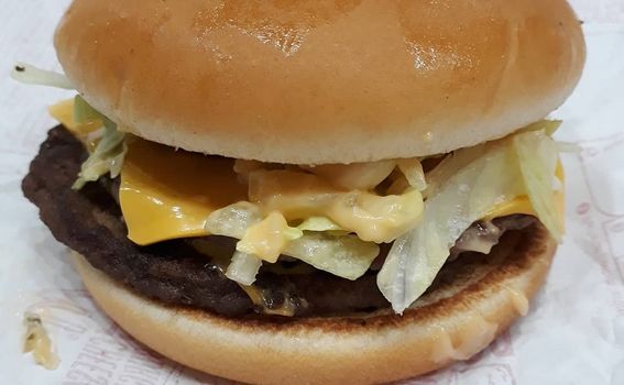 Big Mac za siromašne = dupli cheeseburger + bez ketchupa + ekstra salata