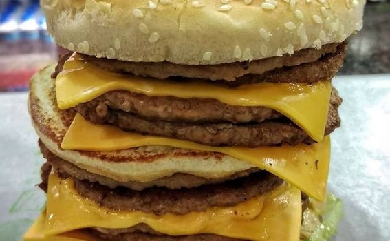 Monster Mac = Big Mac + 6 dodatnih mesa (i 6 sira) koje ćeš staviti u Big Mac