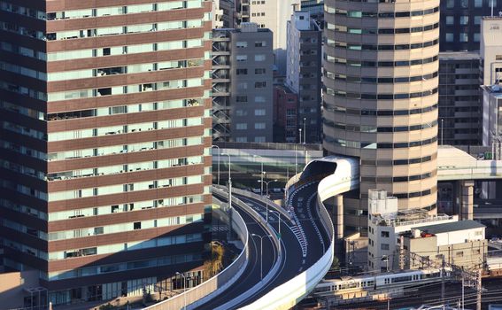 Kroz neboder Gate Tower u Osaki prolazi autocesta