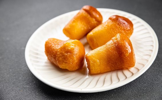 Francuske kolače rum baba možete prekriti i čokoladnom glazurom