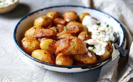 Topla krumpir-salata sa slaninom i preljevom od sira