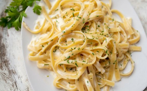 Tjestenina u bijelom umaku