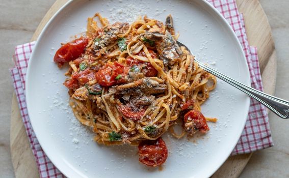 Tjestenina sa srdelama i rajčicom