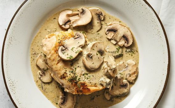 Piletina i gljive u finom umaku