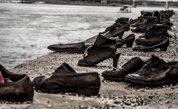 Cipele na obali Dunava - 3