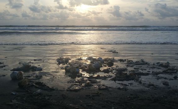 Gomile smeća snimljene na plaži Kuta na Baliju