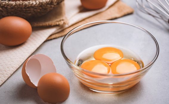 Dopustite da jaja dosegnu sobnu temperaturu prije nego što ih ispečete