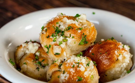 Peciva garlic knots s češnjakom i sirom