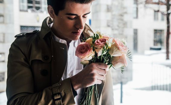 Dečko s buketom cvijeća