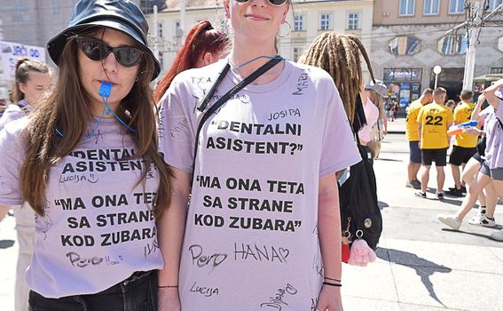 Dentalni asistent? Ma ona teta sa strane kod zubara