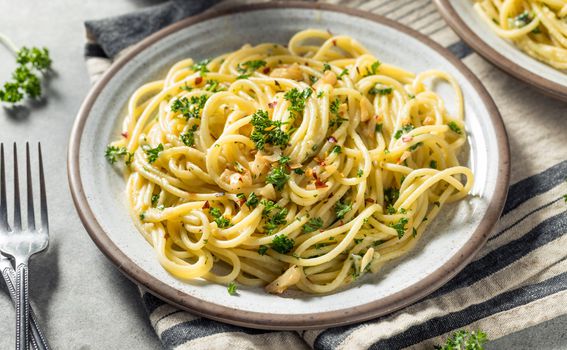 Špageti aglio e olio e pepperoncino