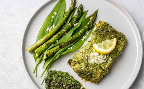 Salmon me kore pesto