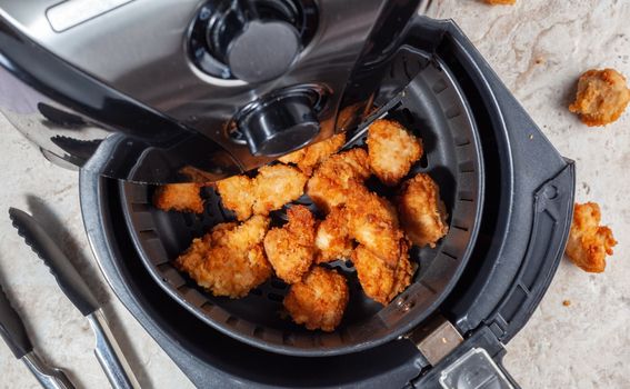 Hrskava piletina iz friteze na vrući zrak