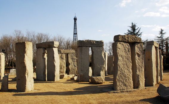 Stonehenge i Eiffelov toranj na istom mjestu