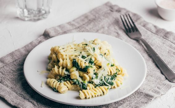 Tjestenina s limunom, ricottom i špinatom