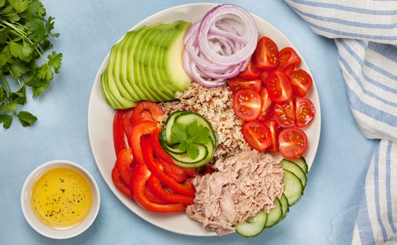 Salata s crvenom kvinojom i tunom