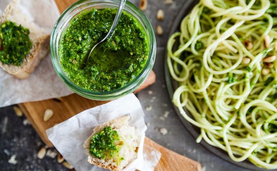 Veganski zeleni pesto savršeno ide uz kuhanu tjesteninu i kruh