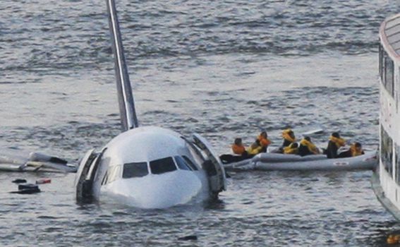 Airbus A320 US Airwaysa u rijeci Hudson nakon prisilnog slijetanja