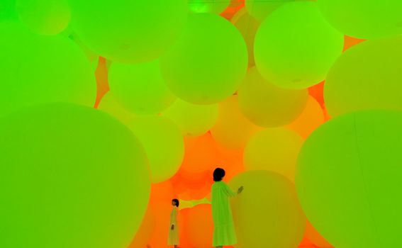 teamLab, Expanding Three-Dimensional Existence in Transforming Space - Flattening 3 Colors and 9 Blurred Colors, Free Floating © teamLab