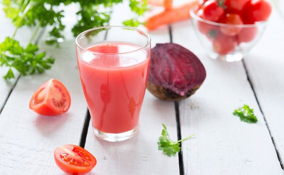 Povrtni sok na bazi rajčice, mrkve i cikle