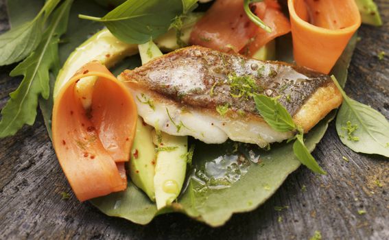 U salatu možete staviti i pečene komade ribe
