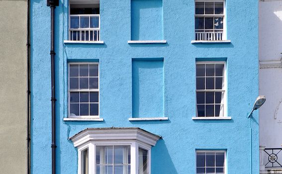 Zazidani prozori, Engleska