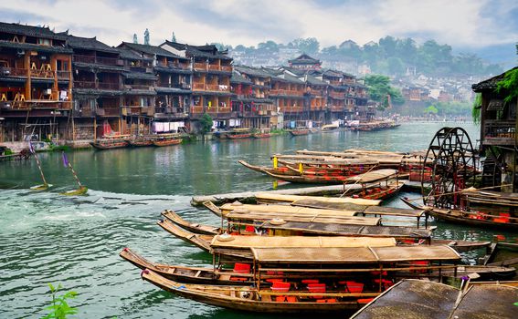 Fenghuang je istoimena provincija na jugoistoku Kine čiji je stari dio nevjerojatno dobro očuvan