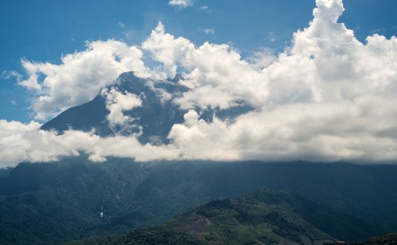 Vrh planine Kinabalu u Indoneziji izgleda kao da dodiruje samo nebo