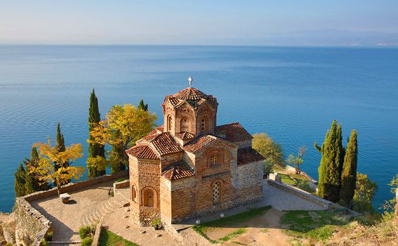 Specifična arhitektura manastira u Ohridu s kojeg pogled puca na čisto plavetnilo