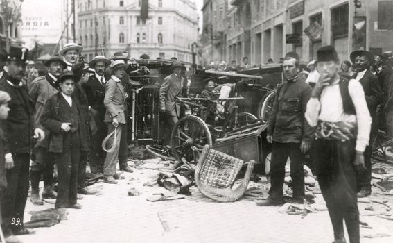 Kaos na ulici nakon bačene bombe