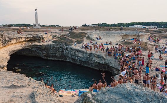 Prirodni bazen Grotta della Poesia u Italiji dok se još u njemu smjelo kupati