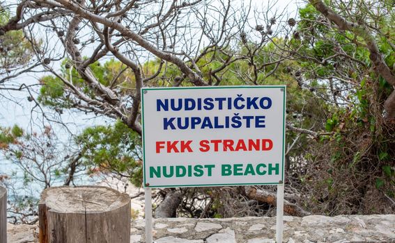 Plazhi nudist në Lokrum