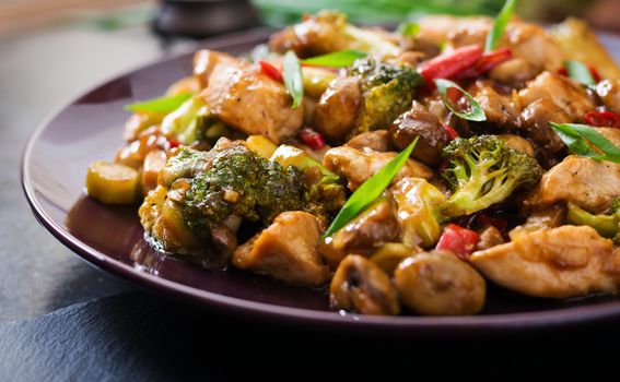 Stir fry s piletinom i brokulom