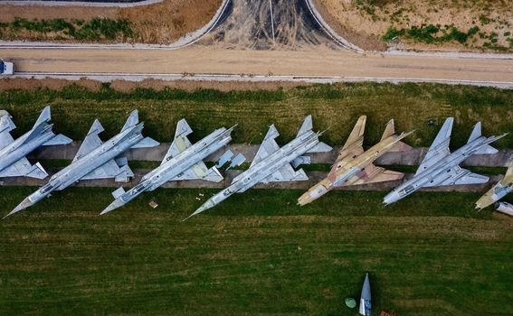 Groblje vojnih aviona ostavljenih u polju