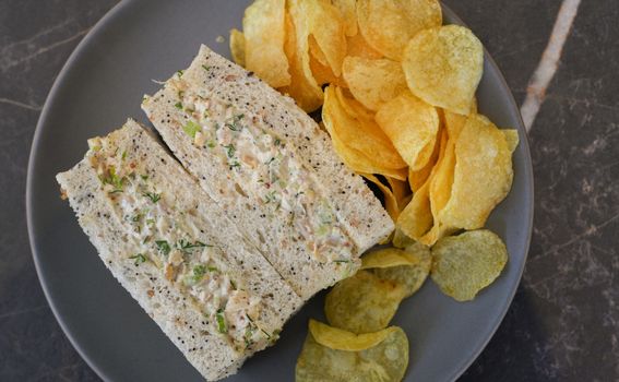 Sendvič od sira i luka obično se jede s čipsom