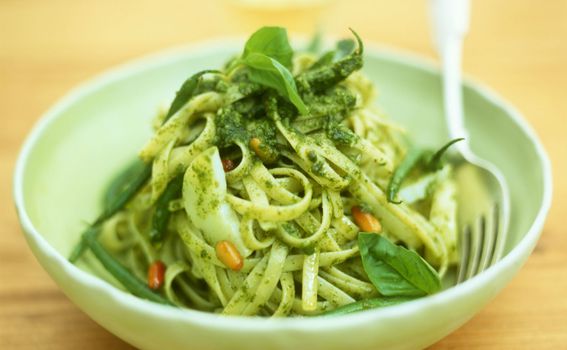 Pesto genovese često se jede sa špagetima