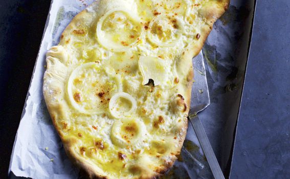 Bijela pizza sa sirom mascarponeom, mozzarellom i lukom