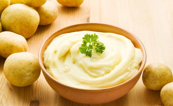 Propasiranom krumpiru dodajte pečeni češnjak, maslac ili maslinovo ulje, sol i papar pa izmiješajte.