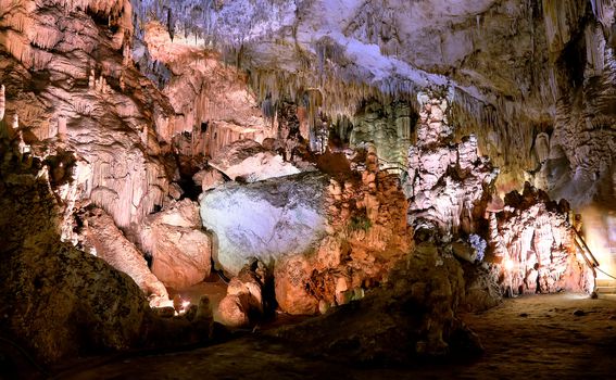 Jedne od najpoznatijih podzemnih i raspjevanih bisera Španjolske su špilje Nerja