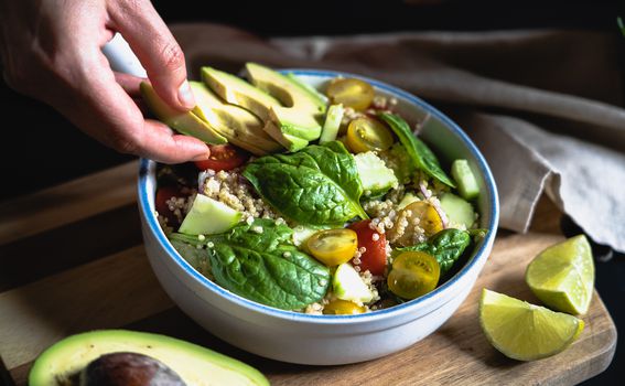 Hranjiva salata od kvinoje i ljetnog povrća - 7