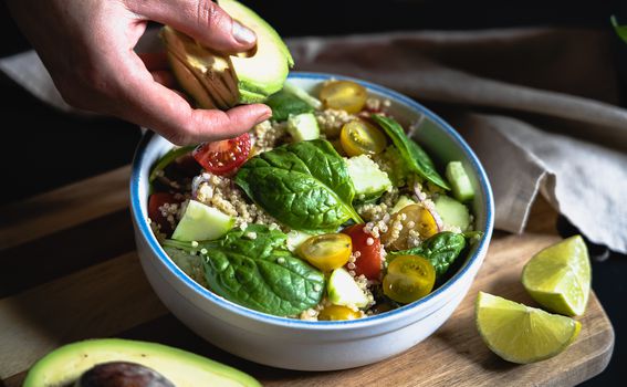 Hranjiva salata od kvinoje i ljetnog povrća - 9