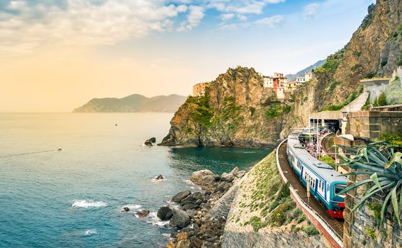 Cinque Terre sela su izgrađena na strmim liticama iznad mora do kojih se dolazi vlakom iil pješice