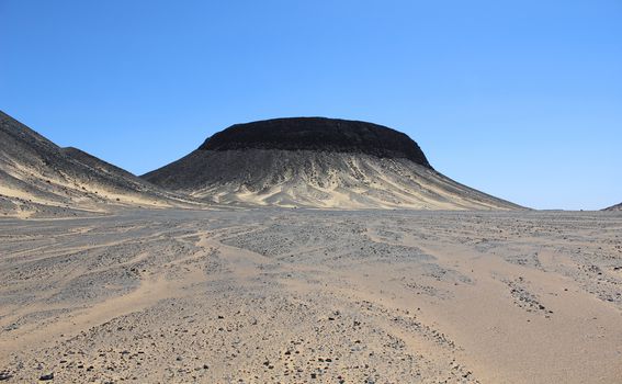 Crnu pustinju karakteriziraju crna brdašca u obliku malih vulkana