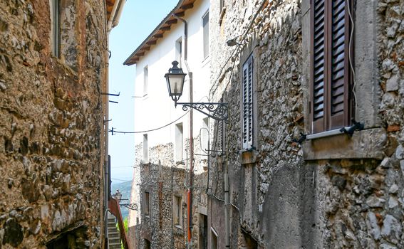 Italija već neko vrijeme pokušava oživjeti zapuštene ruralne krajeve zemlje prodajom kuća po iznimno povoljnim cijenama